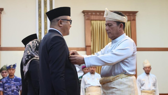 Gubernur Kepri, Ansar Ahmad mengukuhkan tiga Pjs kepala daerah. (Foto: Istimewa)