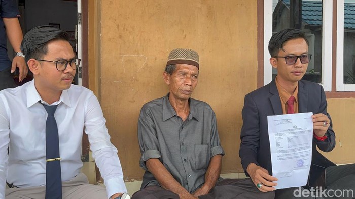 Ibnu Kasir, ayah Ragil Alfarizi tahanan tewas di Polsek Kumpeh Ilir.