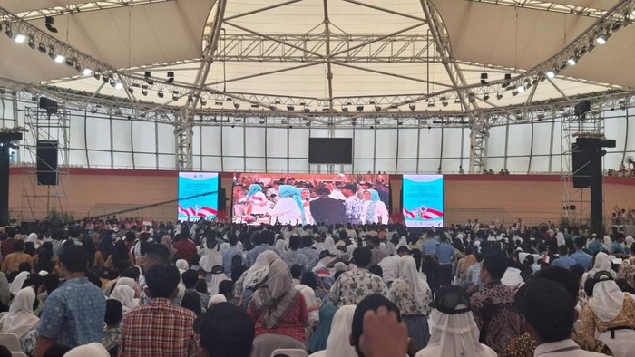 Ibu Negara Iriana Jokowi menghadiri Penyuluhan Pencegahan Penyalahgunaan Narkoba bagi Pelajar se-Provinsi DKI Jakarta di Velodrome Jaktim. Dia membagikan hadiah kepada siswa yang berhasil menjawab pertanyaan.