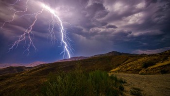 Kilatan petir lima kali lebih panas daripada permukaan Matahari. Muatan yang dibawa oleh sambaran petir sangat kuat sehingga memiliki suhu 30.000 derajat Celsius. Foto: Pexels/Frank Cone