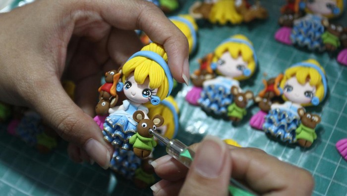 Intip Kerajinan dari Tepung Maizena yang Tembus Pasar Eropa-AS Perajin mewarnai kerajinan aksesori pakaian dari olahan tepung maizena (clay) sebelum di ekspor ke Inggris, Belgia dan Amerika Serikat di rumah produksi Clay Garden Studio, Malang, Jawa Timur, Selasa (24/9/2024). Kementerian Perdagangan (Kemendag) mencatat total ekspor Indonesia pada periode Agustus 2024 sebesar 23,56 miliar dolar AS atau terbesar sejak 20 bulan terakhir yakni bulan Desember 2022 seiring meningkatnya kinerja ekspor non migas sehingga mampu memberikan kontribusi terhadap neraca perdagangan Indonesia. ANTARA FOTO/Ari Bowo Sucipto/YU