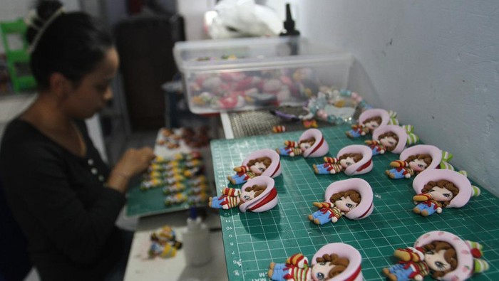 Intip Kerajinan dari Tepung Maizena yang Tembus Pasar Eropa-AS Perajin mewarnai kerajinan aksesori pakaian dari olahan tepung maizena (clay) sebelum di ekspor ke Inggris, Belgia dan Amerika Serikat di rumah produksi Clay Garden Studio, Malang, Jawa Timur, Selasa (24/9/2024). Kementerian Perdagangan (Kemendag) mencatat total ekspor Indonesia pada periode Agustus 2024 sebesar 23,56 miliar dolar AS atau terbesar sejak 20 bulan terakhir yakni bulan Desember 2022 seiring meningkatnya kinerja ekspor non migas sehingga mampu memberikan kontribusi terhadap neraca perdagangan Indonesia. ANTARA FOTO/Ari Bowo Sucipto/YU