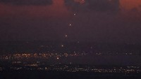 Hizbullah mengeklaim bahwa pihaknya telah menembakkan puluhan roket ke Israel, termasuk ke pangkalan militer. (REUTERS/Jim Urquhart)