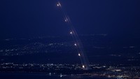Sistem antirudal Iron Dome milik Israel beroperasi untuk melakukan intersepsi saat roket diluncurkan dari Lebanon menuju Israel, di tengah permusuhan lintas batas antara Hizbullah dan Israel, seperti yang terlihat dari Haifa, Israel, Selasa (23/9/2024). (REUTERS/Ronen Zvulun)