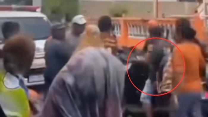 Jenazah di Parepare dibawa pulang memakai motor pihak keluarga.