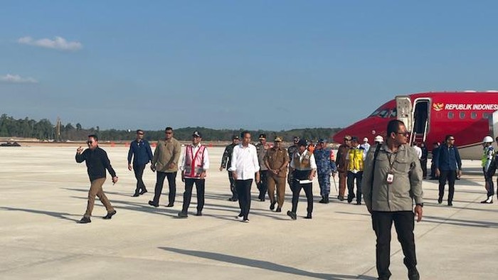 Jokowi mendarat di Bandara IKN (Eva/detikcom)