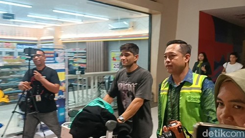 Rider Ducati Prima Pramac Racing Jorge Martin, tiba di Bandara Internasional Lombok (BIL), Selasa (24/9/2024) malam. Foto: (Edi Suryansyah/detikBali)