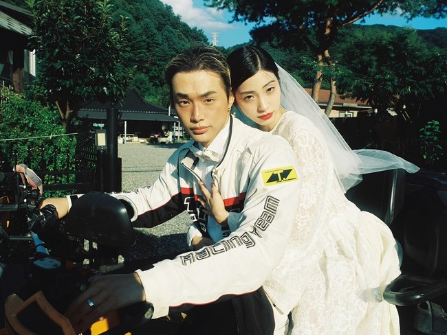 Adapun pose romantis di mana Mayu memakai baju pengantin namun dibonceng Jinhyeong. Potret keduanya mendapat banyak pujian karena penampilan rupawan mereka. Foto: Instagram