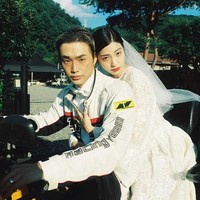 Adapun pose romantis di mana Mayu memakai baju pengantin namun dibonceng Jinhyeong. Potret keduanya mendapat banyak pujian karena penampilan rupawan mereka. Foto: Instagram