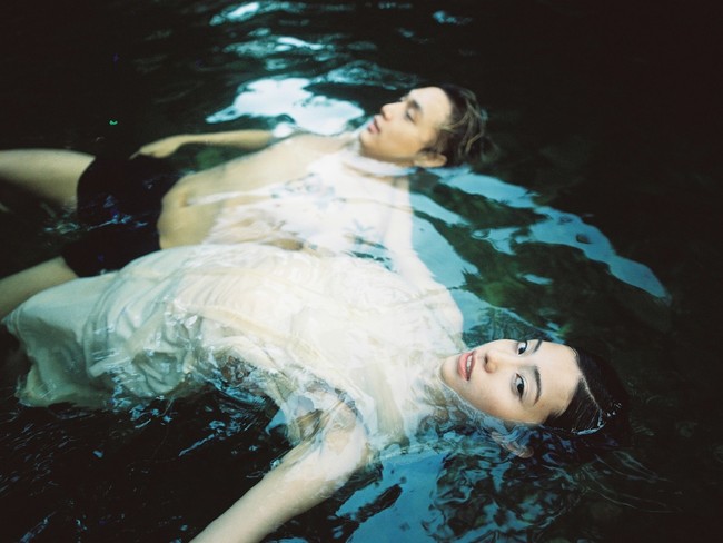 Di Instagram, keduanya mengunggah foto prewedding selagi menulis bahwa mereka akan segera menikah. Keduanya memilih konsep ‘nature’ yang estetik.  Foto: Instagram