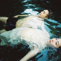 Di Instagram, keduanya mengunggah foto prewedding selagi menulis bahwa mereka akan segera menikah. Keduanya memilih konsep ‘nature’ yang estetik.  Foto: Instagram