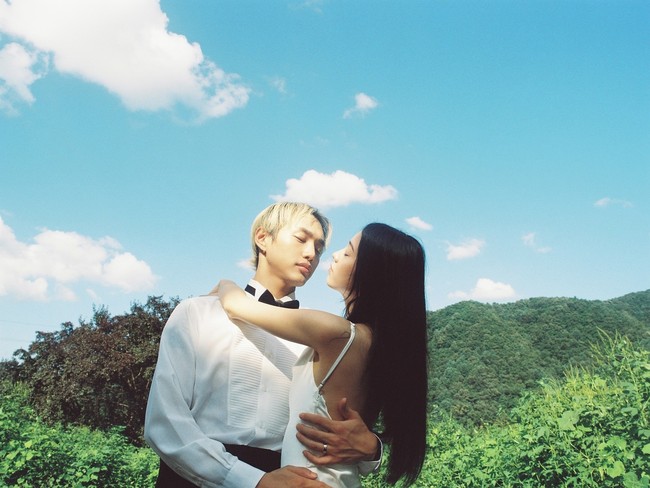 Tidak banyak informasi mengenai hubungan mereka. Diduga jika keduanya bertemu di agensi. Jinhyeong yang hampir debut sebagai personel IKON diketahui pernah berlatih di YG sedangkan Mayu adalah model yang tergabung KPLUS, label modeling di bawah YG.  Foto: Instagram