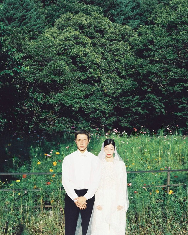 Kabar tersebut cukup mengejutkan para penggemar yang tidak mengetahui bahwa keduanya berpacaran. Meski begitu, mereka ikut mengucapkan selamat selagi mengagumi kecocokan keduanya. Foto: Instagram