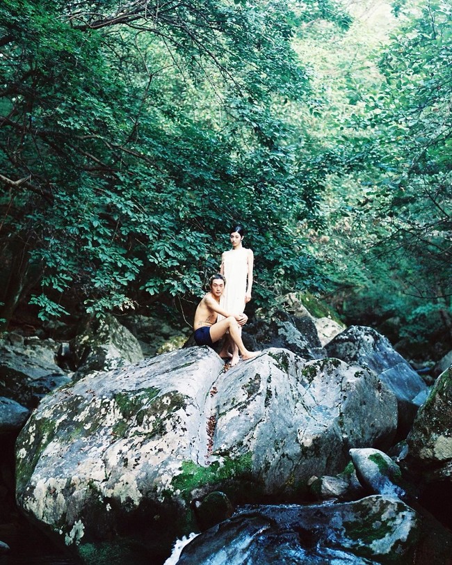 Selain menampilkan potret diri sebagai pasangan pengantin, pria yang pernah mengikuti kompetisi “Mix & Match” itu berpose di juga mengambil latar di sungai. Foto: Instagram