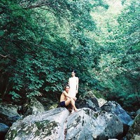 Selain menampilkan potret diri sebagai pasangan pengantin, pria yang pernah mengikuti kompetisi “Mix & Match” itu berpose di juga mengambil latar di sungai. Foto: Instagram