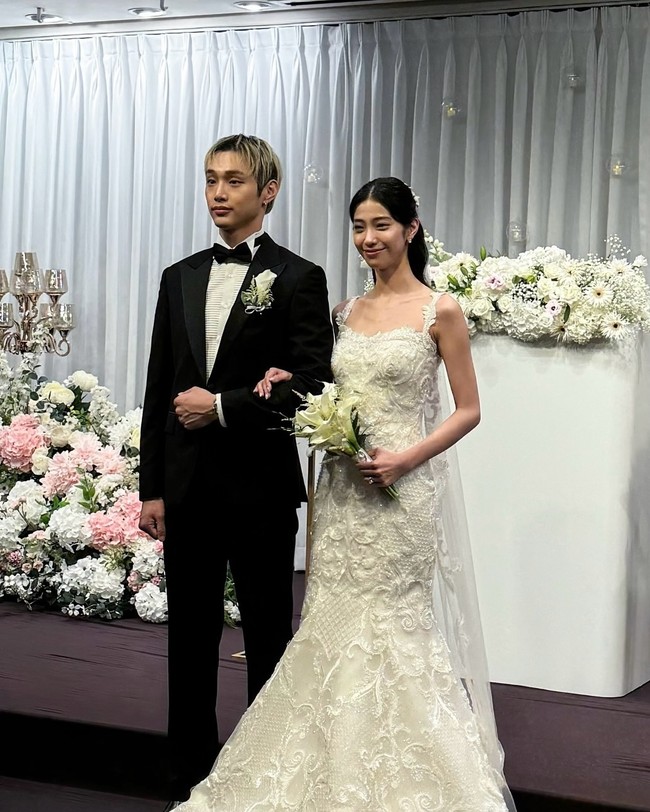 Begini potret penyanyi “Calling You”, “Recall”, dan “Algorithm” tersebut bersama istrinya di hari pernikahan mereka.  Foto: Instagram