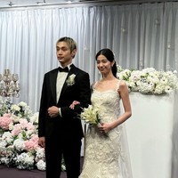 Begini potret penyanyi “Calling You”, “Recall”, dan “Algorithm” tersebut bersama istrinya di hari pernikahan mereka.  Foto: Instagram