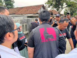 Penampakan Kaesang Pakai Rompi Putra Mulyono