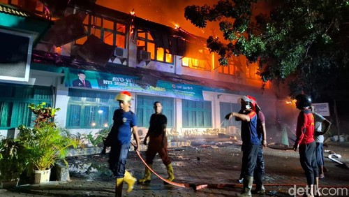 Kantor Dinas Kesehatan (Dinkes) Provinsi NTT di Jalan Palapa, Kecamatan Oebobo, Kota Kupang, terbakar sekitar pukul 19.30 Wita, Senin (24/9/3024). (Foto: Yufengki Bria/detikBali)