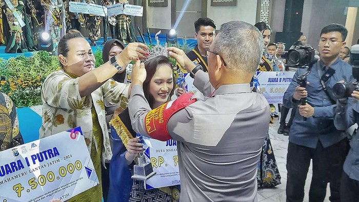 Kapolda Jatim Irjen Imam Sugianto memberikan mahkota Duta Mahameru Lantas 2024 kepada Aprilly Natania Tanojo