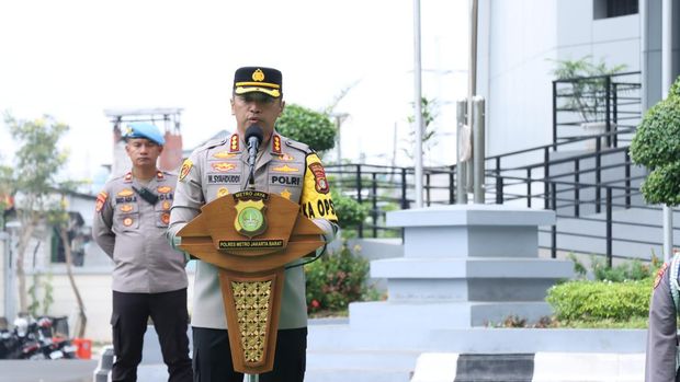 Kapolres Metro Jakarta Barat Kombes M Syahduddi memberikan rompi, helm, dan bodycam kepada anggota patroli.