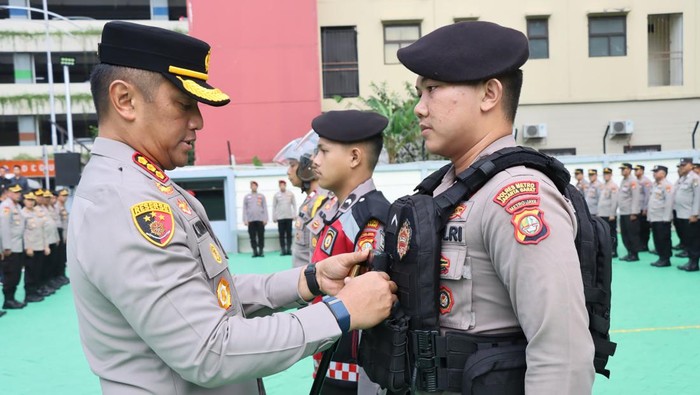 Kapolres Metro Jakarta Barat Kombes M Syahduddi memberikan rompi, helm, dan bodycam kepada anggota patroli.