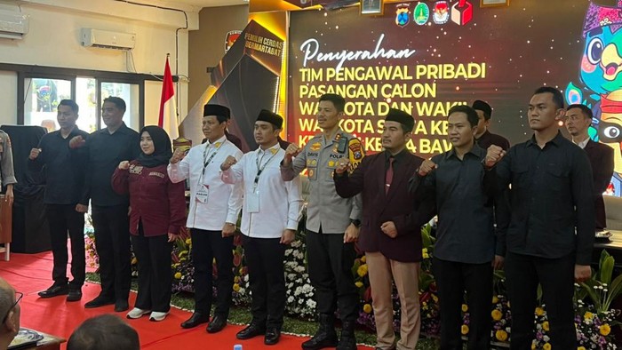 Kapolres Pasuruan Kota AKBP Davis Busin Siswara melakukan seremoni penyerahan walpri