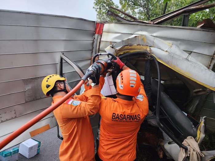 Petugas Basarnas dan PMI saat melakukan evakuasi korban laka lantas di Jalan Jogja-Wonosari, Playen, Gunungkidul, Selasa (24/9/2024).