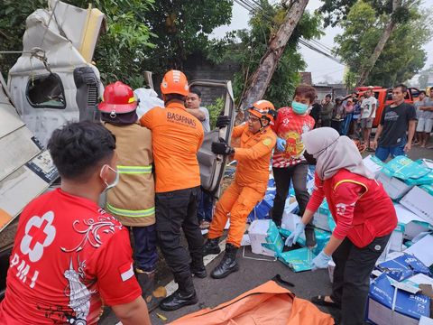 Petugas Basarnas dan PMI saat melakukan evakuasi korban laka lantas di Jalan Jogja-Wonosari, Playen, Gunungkidul, Selasa (24/9/2024).