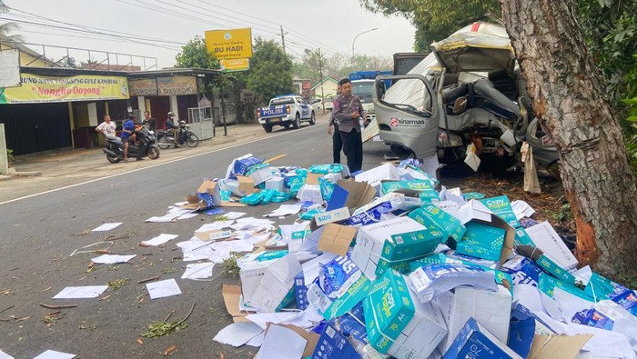 Mobil boks yang terlibat kecelakaan tunggal di Jalan Jogja-Wonosari, Siyono Tengah, Logandeng, Playen, Gunungkidul, Selasa (24/9/2024).