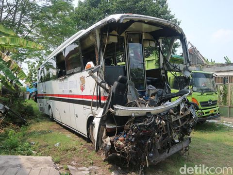 Penampakan bus Surya Bali yang terlibat kecelakaan maut di Pantura Pati tepatnya wilayah Kecamatan Batangan, Selasa (24/9/2024).