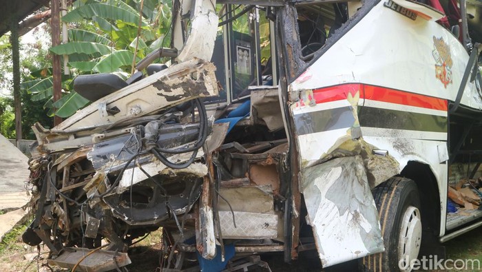 Penampakan bus Surya Bali yang terlibat kecelakaan maut di Pantura Pati tepatnya wilayah Kecamatan Batangan, Selasa (24/9/2024).