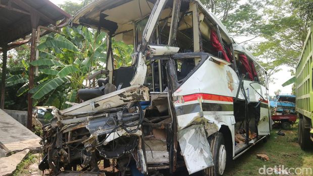 Penampakan bus Surya Bali yang terlibat kecelakaan maut di Pantura Pati tepatnya wilayah Kecamatan Batangan, Selasa (24/9/2024).