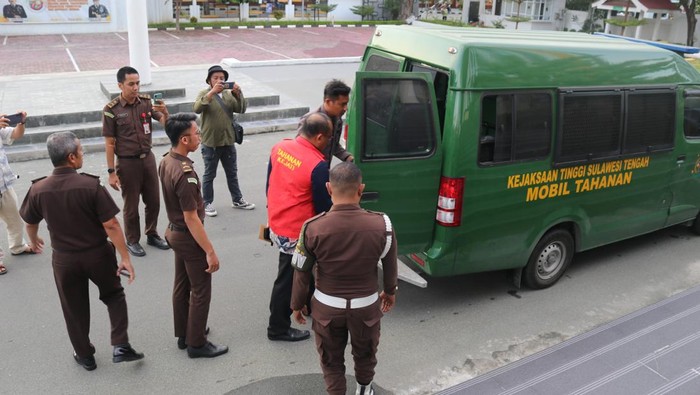 Kejati Sulteng tahan tersangka pengadaan alkes Untad Palu.