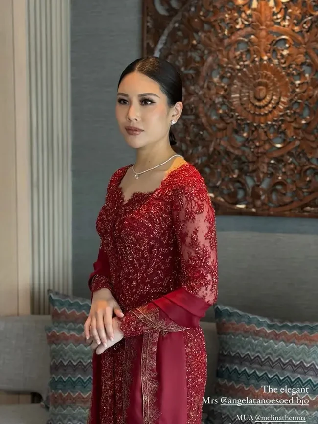 Putri pertama Hary, Angela Tanoe yang hadir bersama suami dan anak-anaknya, tampil cantik menawan mengenakan kebaya merah full payet. Kebaya tersebut dilengkapi dengan selendang senada yang memiliki aksen berwarna keemasan, membuat penampilannya semakin elegan.  Foto: Instagram