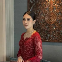 Putri pertama Hary, Angela Tanoe yang hadir bersama suami dan anak-anaknya, tampil cantik menawan mengenakan kebaya merah full payet. Kebaya tersebut dilengkapi dengan selendang senada yang memiliki aksen berwarna keemasan, membuat penampilannya semakin elegan.  Foto: Instagram