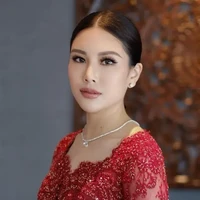 Penampilan Angela tampak simpel dengan kalung dan sepasang anting tusuk. Untuk menunjang penampilannya Angela memilih tampil dengan riasan glam look dan rambut yang rapi dengan sanggul klasik. Foto: Instagram