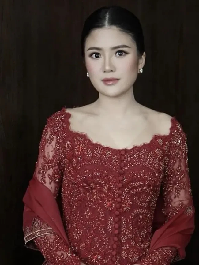 Penampilan Valencia juga terlihat lebih simpel dibanding sang kakak. Putri kedua Hary Tanoe itu memilih tak mengenakan kalung, hanya sepasang anting tusuk di kedua telinganya. Penampilannya juga terlihat makin cantik dan fresh dengan pulasan blush on pink dan lipstik glossy. Foto: Instagram