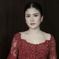 Penampilan Valencia juga terlihat lebih simpel dibanding sang kakak. Putri kedua Hary Tanoe itu memilih tak mengenakan kalung, hanya sepasang anting tusuk di kedua telinganya. Penampilannya juga terlihat makin cantik dan fresh dengan pulasan blush on pink dan lipstik glossy. Foto: Instagram