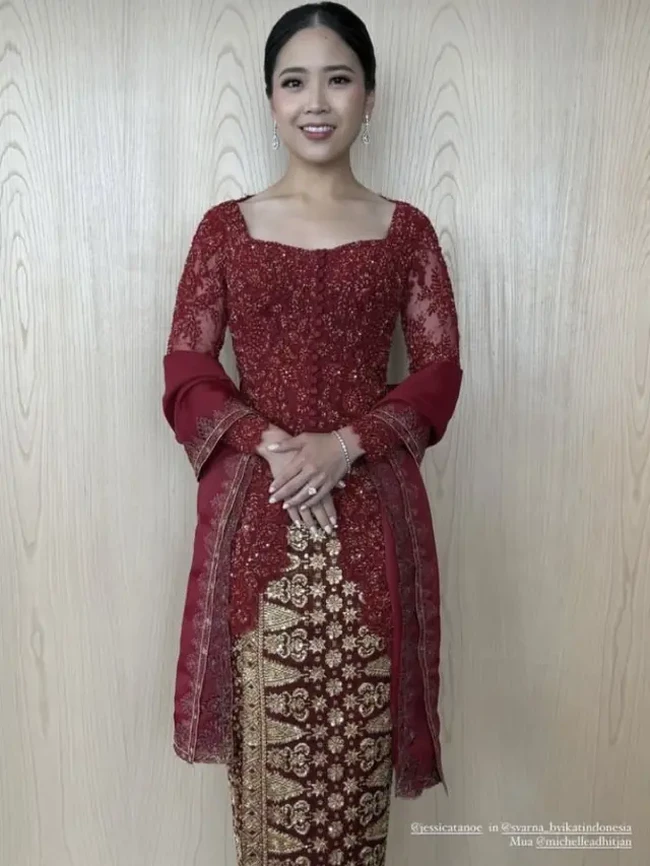 Selanjutnya ada putri ketiga Hary, Jessica Tanoe yang juga hadir bersama suami dan putrinya. Jessica juga tampil tak kalah cantik dan menawan dengan kebaya berwarna merah marun. Sedikit berbeda dengan kedua kakaknya, Jessica memilih kebaya dengan potongan dada square neck. Foto: Instagram