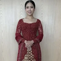 Selanjutnya ada putri ketiga Hary, Jessica Tanoe yang juga hadir bersama suami dan putrinya. Jessica juga tampil tak kalah cantik dan menawan dengan kebaya berwarna merah marun. Sedikit berbeda dengan kedua kakaknya, Jessica memilih kebaya dengan potongan dada square neck. Foto: Instagram