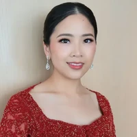 Jessica juga memilih tak mengenakan kalung. Ia hanya mempercantik penampilannya dengan sepasang anting gantung yang menjuntai di kedua telinganya. Penampilannya juga terlihat kian fresh dengan blush on dan lipstik pink. Foto: Instagram