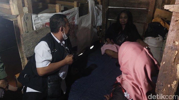 Kemensos bebaskan 91 ODGJ yang dipasung di Mamasa Sulbar. (M Sholihin/detikcom)