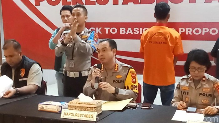 Kapolrestabes Palembang Kombes Harryo Sugihhartono melangsungkan gelar perkara kericuhan usai penetapan nomor urut Pilkada Palembang 2024.