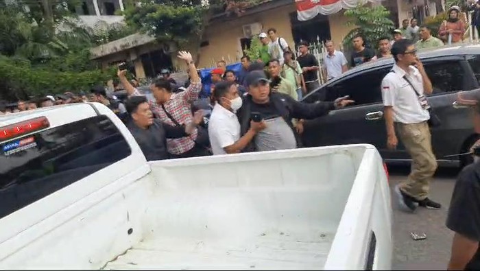 Kericuhan usai penetapan nomor urut paslon Pilkada Palembang.