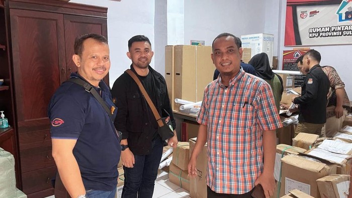 Ketua Bawaslu Maros Sufirman (kanan) saat meninjau gudang logistik Pilkada di Maros. Dokumen Istimewa