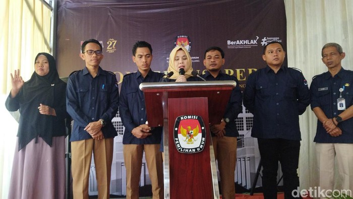 Ketua KPU Pandeglang Nunung Nurazizah (tengah) bersama dengan anggota KPU Pandeglang.