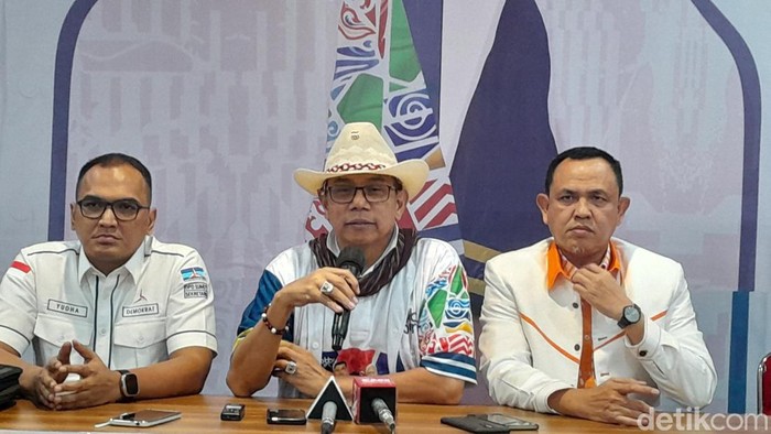 Ketua Tim Pemenangan Bobby-Surya, Hinca Pandjaitan saat konfrensi pers (Foto: Nizar Aldi/detikSumut)