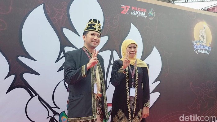 Khofifah-Emil saat menghadiri Deklarasi Kampanye Damai di Tugu Pahlawan Surabaya.