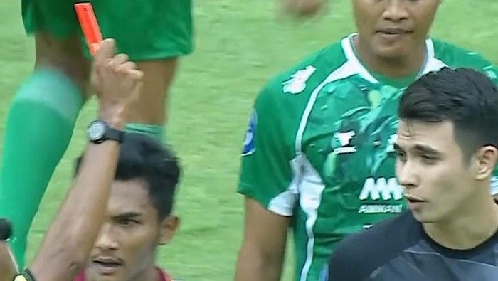 Kiper Borneo FC Samarinda Nadeo Argawinata diganjar kartu merah saat laga melawan PSS Sleman.